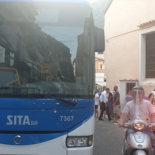 Autobus SITA in avaria a Cetara, traffico in tilt