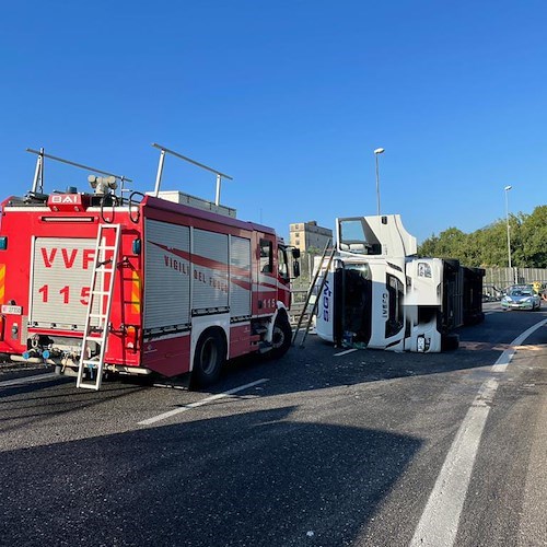 Autocarro si ribalta sulla A2, traffico bloccato a Salerno 