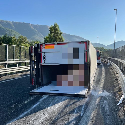 Autocarro si ribalta sulla A2, traffico bloccato a Salerno 