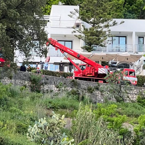 Autogrù rischia di ribaltarsi a Vietri sul Mare: traffico in tilt, nessun ferito