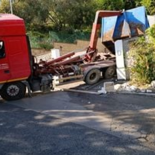 Autogrù rischia di ribaltarsi a Vietri sul Mare: traffico in tilt, nessun ferito