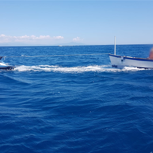 Avaria al motore a Capo d'Orso, imbarcazione recuperata da acquascooter della Polizia [FOTO]