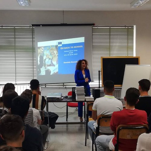 “Back to school”, da Bruxelles ad Amalfi: Daniela Mormile torna nella “sua” scuola per parlare di Europa e futuro [FOTO]
