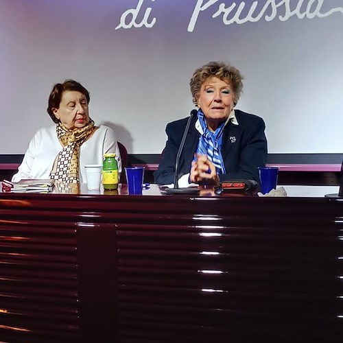 Bagno di folla a Napoli per Dacia Maraini: «L’Italia ha bisogno dei giovani»