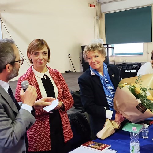 Bagno di folla a Napoli per Dacia Maraini: «L’Italia ha bisogno dei giovani»