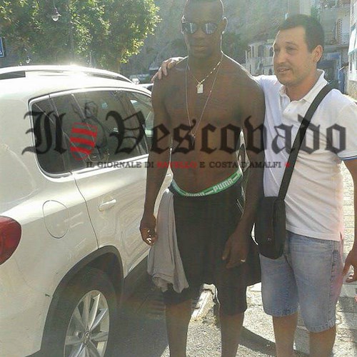 Balotelli tra Maiori e Amalfi: a torso nudo e fans in delirio / FOTO