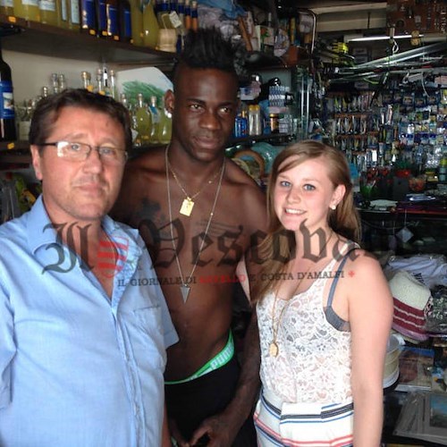 Balotelli tra Maiori e Amalfi: a torso nudo e fans in delirio / FOTO