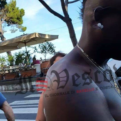 Balotelli tra Maiori e Amalfi: a torso nudo e fans in delirio / FOTO