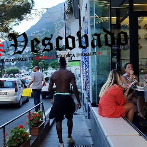 Balotelli tra Maiori e Amalfi: a torso nudo e fans in delirio / FOTO