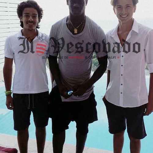 Balotelli tra Maiori e Amalfi: a torso nudo e fans in delirio / FOTO