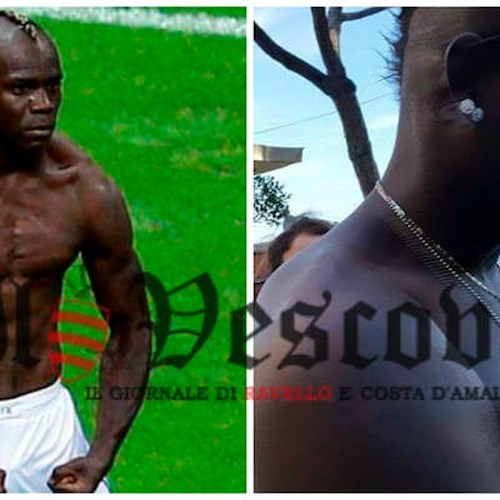 Balotelli tra Maiori e Amalfi: a torso nudo e fans in delirio / FOTO