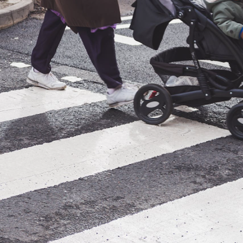Bambino in fuga dalla guerra con la famiglia in arrivo ad Amalfi, si cerca un passeggino /TROVATO