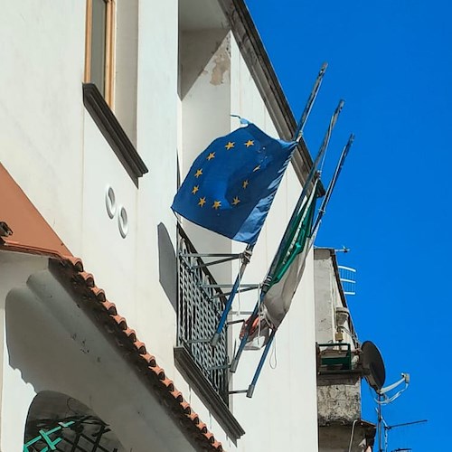 Bandiere a mezz'asta ad Atrani: omaggio ai 136 Italiani vittime della tragedia di Marcinelle
