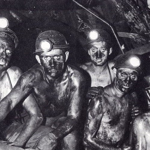 Bandiere a mezz'asta ad Atrani: omaggio ai 136 Italiani vittime della tragedia di Marcinelle