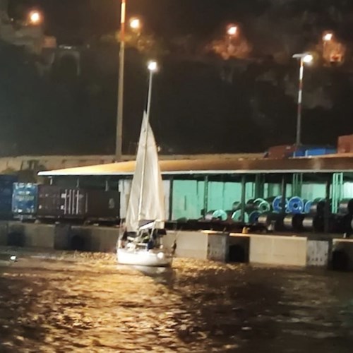 Barca a vela in difficoltà nella notte, Guardia Costiera salva due persone a Conca dei Marini 