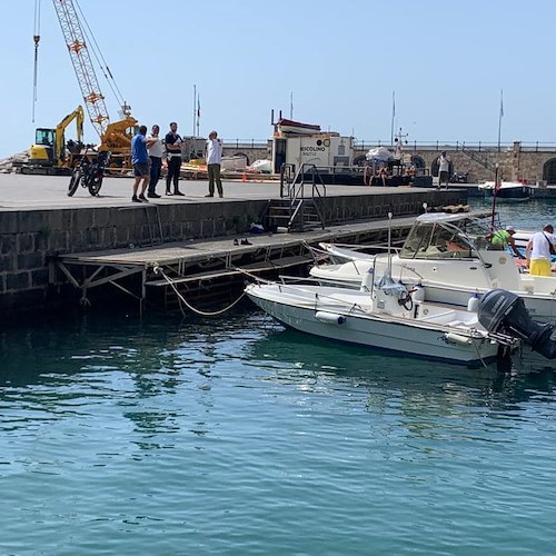 Barche sfrattate dal porto, “Maiori di nuovo”: «Gli scherzi lasciamoli al carnevale!»