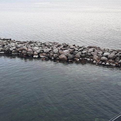 Bassa marea, il mare si 'ritira' anche in Costa d'Amalfi: ecco perché