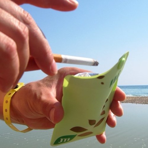 Basta mozziconi: sulle spiagge di Sorrento posacenere tascabili in omaggio ai turisti