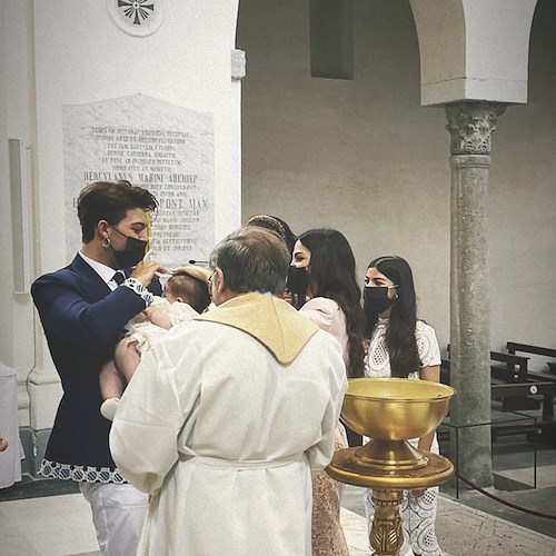 Battesimo a Ravello per la figlia di Stash: emozione in Duomo, banchetto a Villa Cimbrone [FOTO]