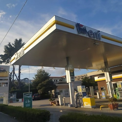 Benzina in modalità self sale a 1,778 euro al litro: è il nuovo record dal 2013