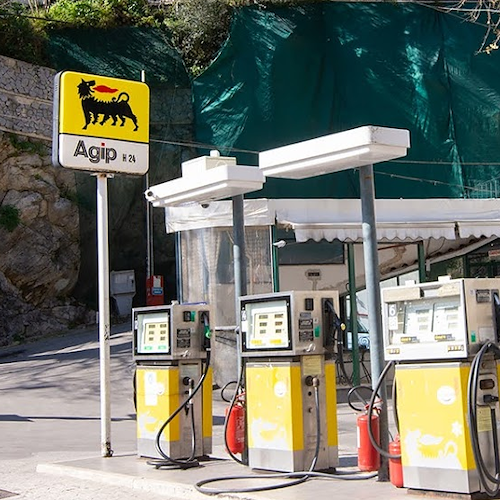 Benzina in modalità self sale a 1,778 euro al litro: è il nuovo record dal 2013