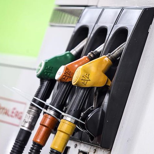 Benzina: prezzo sale dell'1% in 7 giorni, verde a 1,536 euro