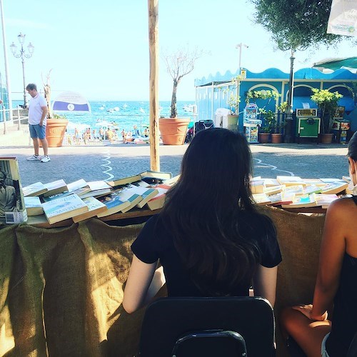 “Biblioteca in spiaggia”, a Minori ritorna l’iniziativa di prestito di libri sul lungomare