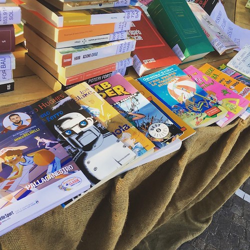 “Biblioteca in spiaggia”, a Minori ritorna l’iniziativa di prestito di libri sul lungomare