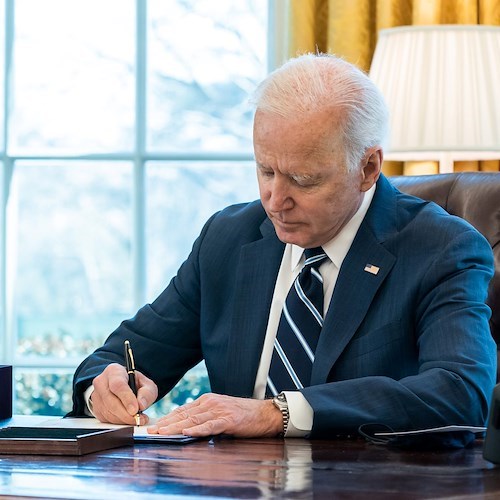 Biden firma la legge che autorizza la National Intelligence a svelare l'origine del Covid-19