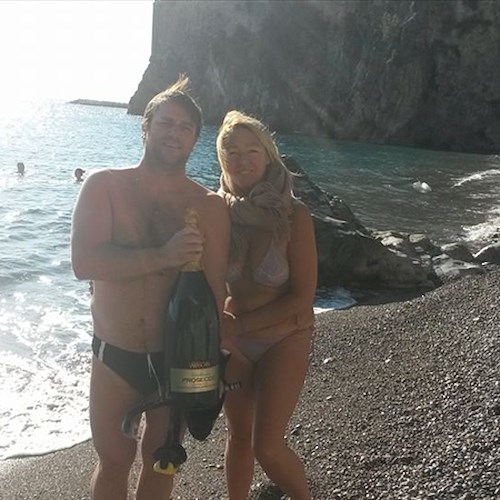 'Bikini and prosecco', sulla spiaggia di Castiglione Alfonso e Jacqueline brindano al nuovo anno [FOTO]