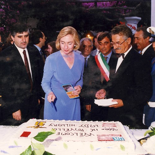 Bill Clinton innamorato della ceramica vietrese: quando acquistó quel servizio di piatti donatogli al G7 di Napoli