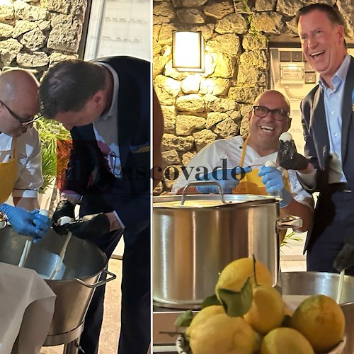 Bill de Blasio fa visita ad Amalfi: l'ex sindaco di New York a lezione di pizza con Gino Sorbillo all’Hotel Convento /FOTO e VIDEO