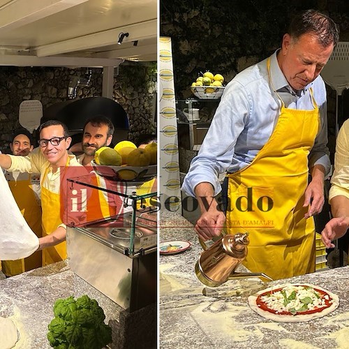 Bill de Blasio fa visita ad Amalfi: l'ex sindaco di New York a lezione di pizza con Gino Sorbillo all’Hotel Convento /FOTO e VIDEO