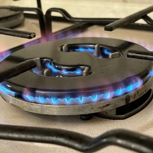 Bollette, ancora rincari: da ottobre gas fino a +120%. 317 euro per famiglia tipo al mese