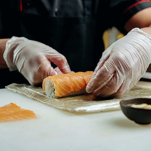 Bomba carta esplosa davanti a ristorante sushi a Nocera Inferiore, Sindaco: «Ennesimo atto criminale, chiediamo aiuto!»