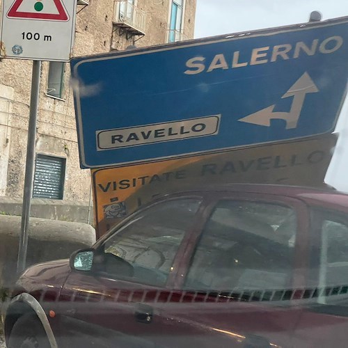 Bomba d'acqua in Costa d'Amalfi, vento forte danneggia cartelli stradali e sale esterne