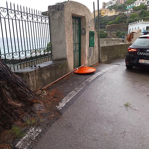 Bomba d'acqua in Costa d'Amalfi, vento forte danneggia cartelli stradali e sale esterne
