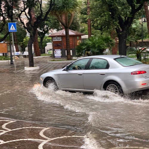 Bomba d'acqua sulla Costa d'Amalfi: strade allagate a Maiori e Minori. A Praiano fango sulla statale, ad Atrani livello Dragone alto [FOTO-VIDEO]