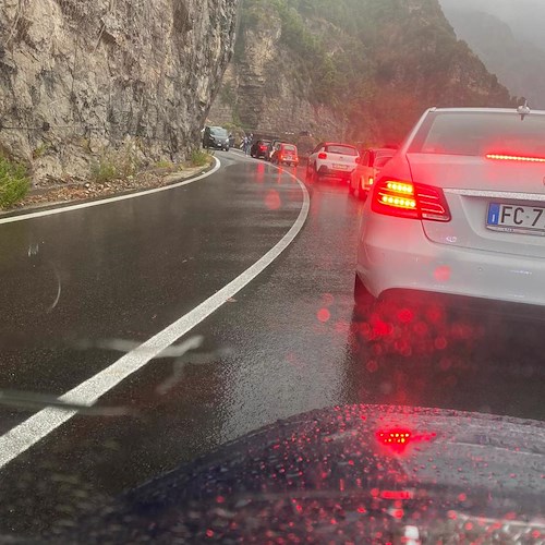 Bomba d'acqua sulla Costa d'Amalfi: strade allagate a Maiori e Minori. A Praiano fango sulla statale, ad Atrani livello Dragone alto [FOTO-VIDEO]