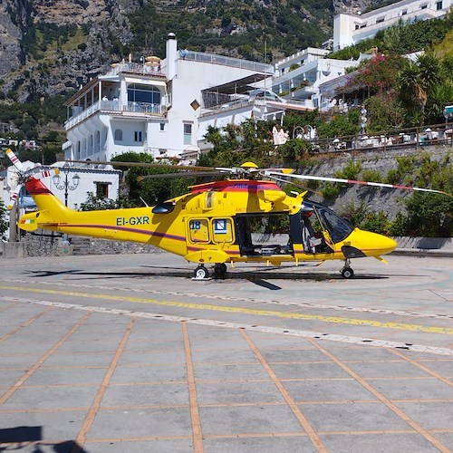 Elicottero di soccorso a Praiano in piazza San Gennaro<br />&copy; Michele Coppola