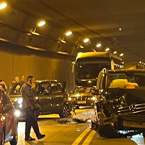 Brutto incidente nella galleria di Vico Equense, 4 i veicoli coinvolti con due feriti trasportati in ospedale