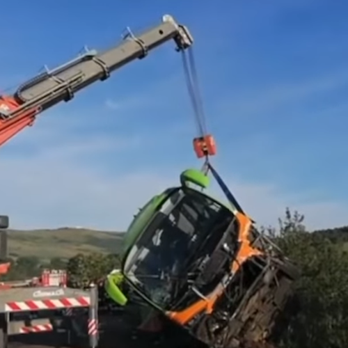 Bus finisce in una scarpata nell’avellinese, un morto. Si indaga per omicidio stradale