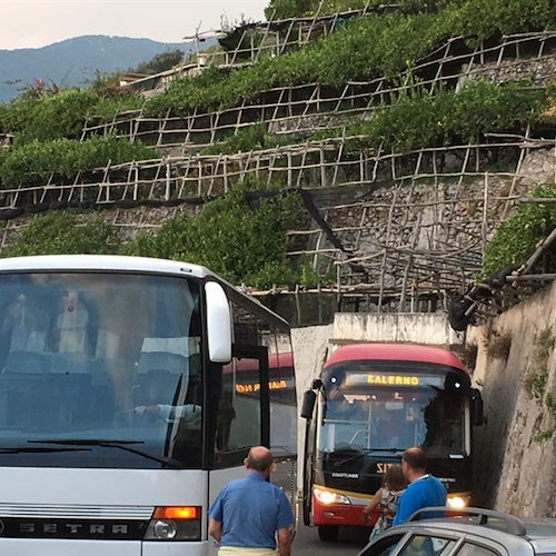 Bus in avaria sulla Statale Amalfitana: traffico paralizzato
