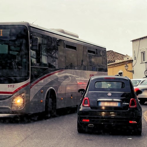 Bus parte affollato da Amalfi, donna si sente male. Soccorsa dall’ambulanza a Minori