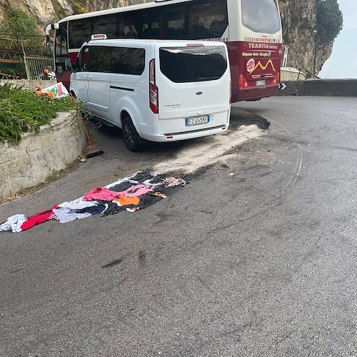 Bus turistico in avaria perde olio a Ravello, traffico in tilt / FOTO 