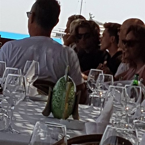 C'è Tom Hanks in Costa d'Amalfi: da Capri alla Baia di Nerano a bordo del Rising Sun
