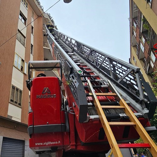 Cade in casa e non riesce ad aprire la porta, anziano salvato dai Vigili del Fuoco a Salerno