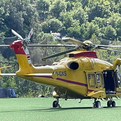 Cade nel giardino e si ferisce: uomo di Tramonti soccorso con elicottero dei Vigili del Fuoco