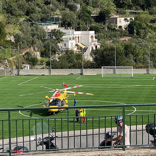 Cade oltre la ringhiera a Positano, uomo trasferito in ospedale in elicottero