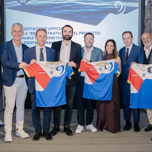 Calcio, si presenta il Costa D’Amalfi: nuovo brand, divisa storica e iniziative di marketing per tifosi, imprese e turisti 